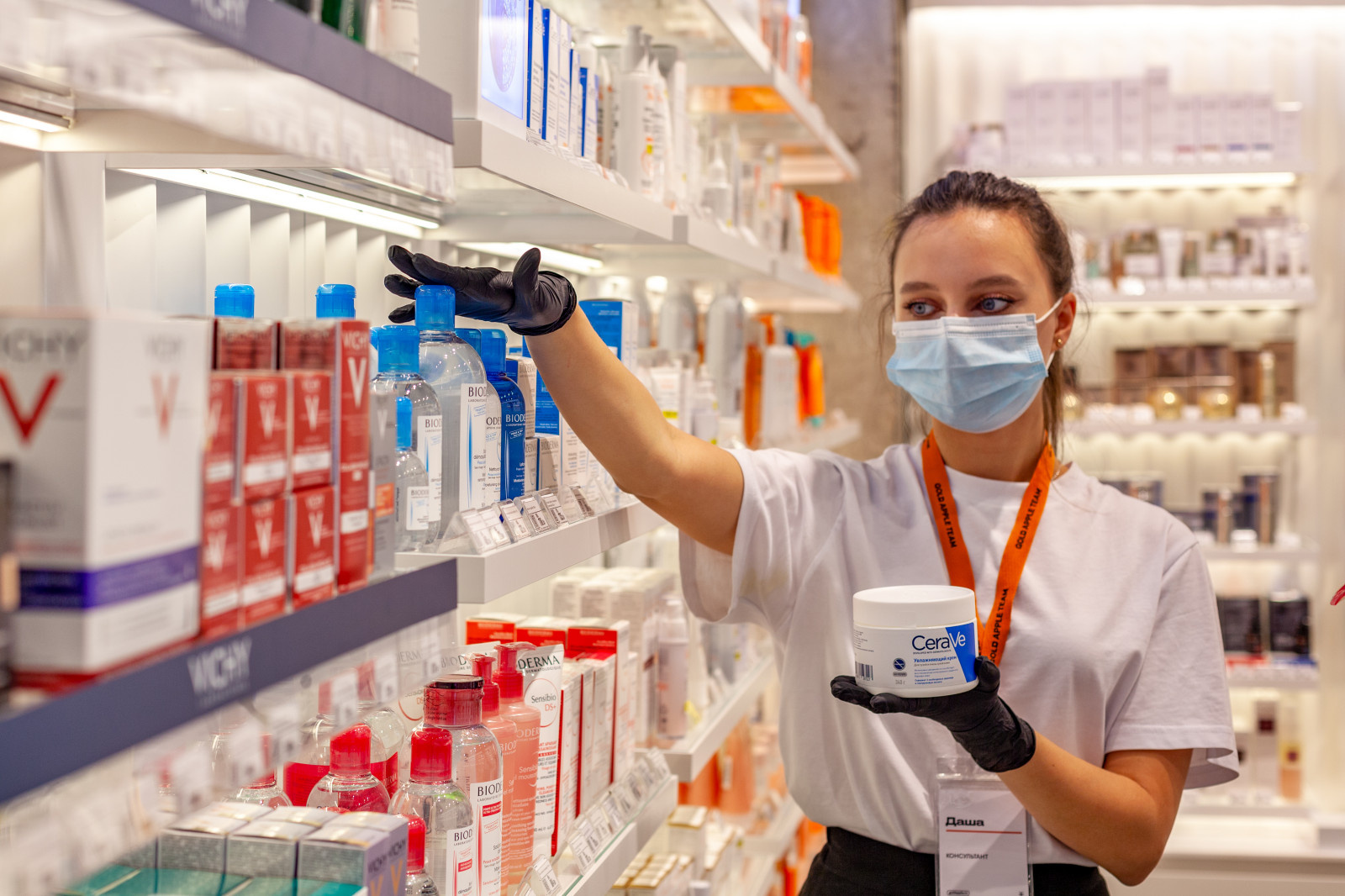 Отдел  L’Oréal  в магазине "Золотое яблоко"