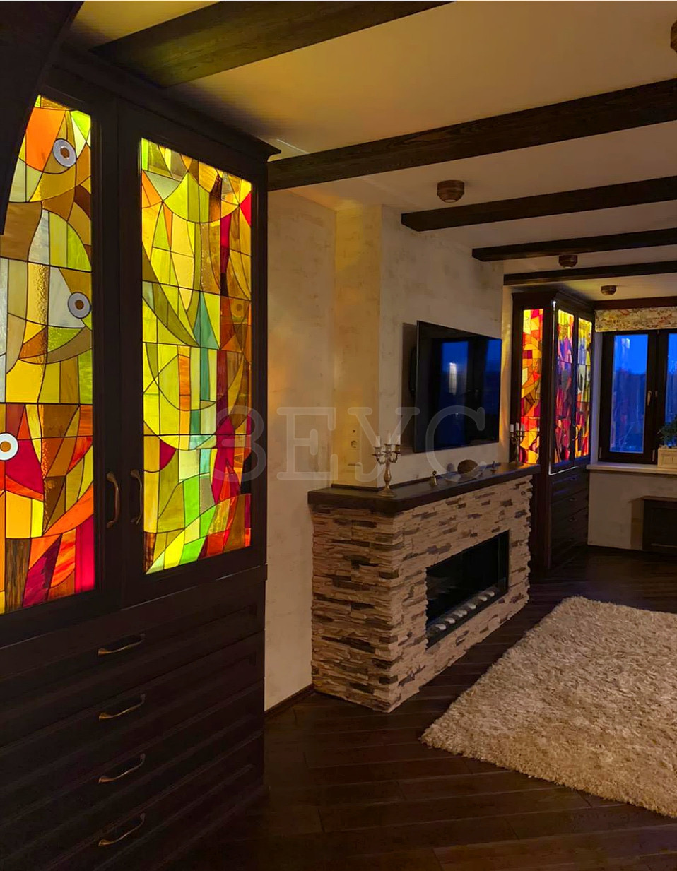 Обложка проекта: ТВ-зона в гостиную и необычный дизайн шкафов..