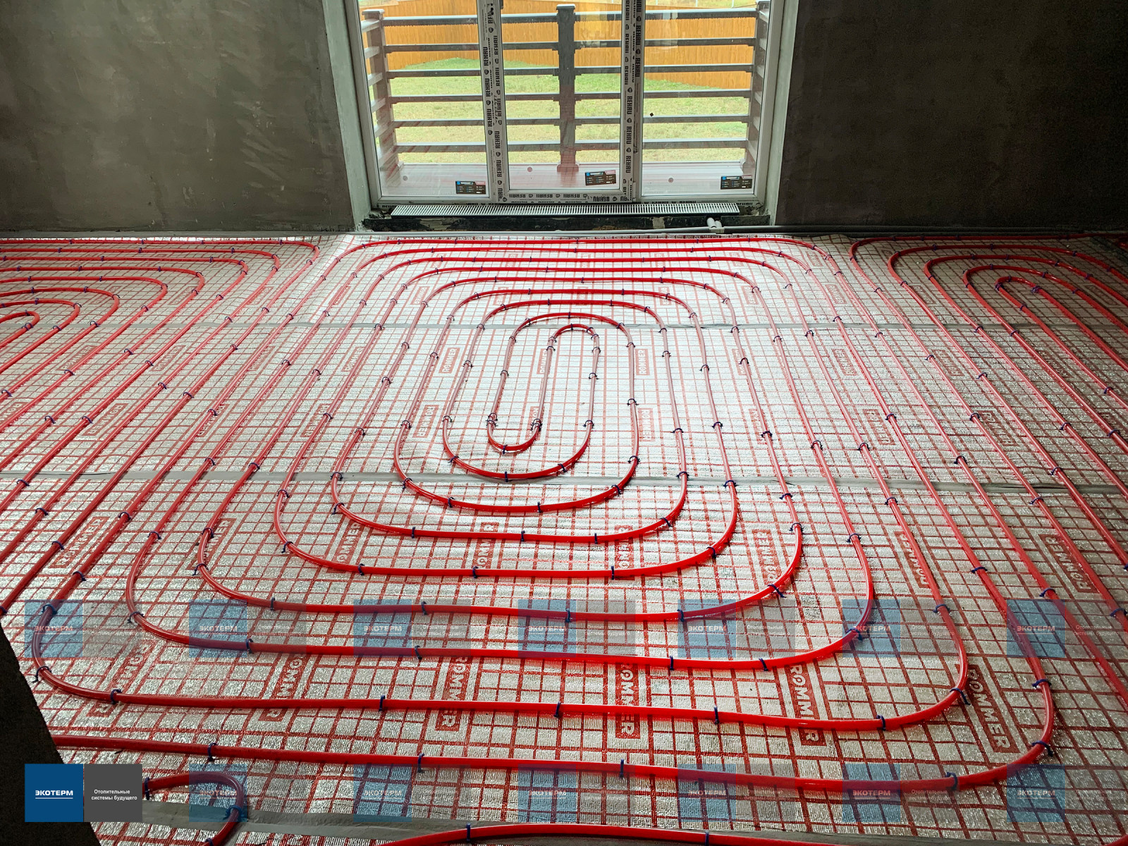 Теплый пол в комнате с панорамным окном