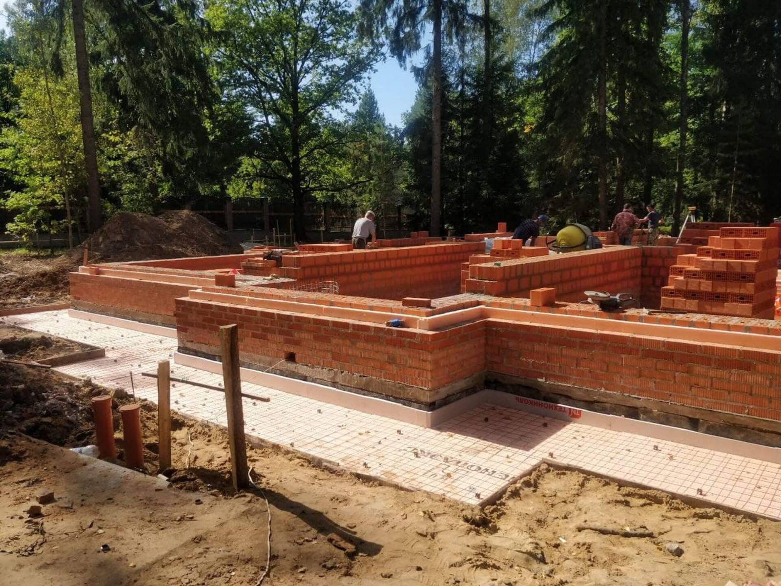 Работы по возведению стен первого этажа