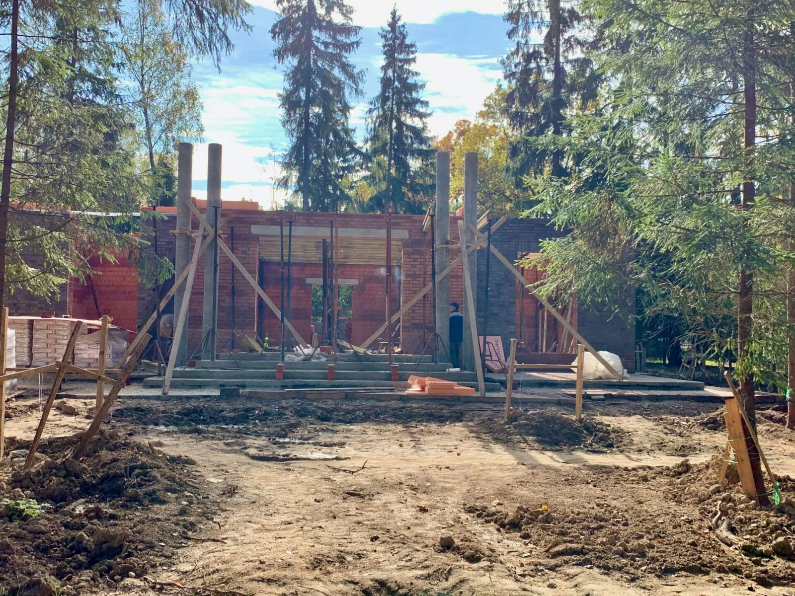 Работы по возведению стен первого этажа