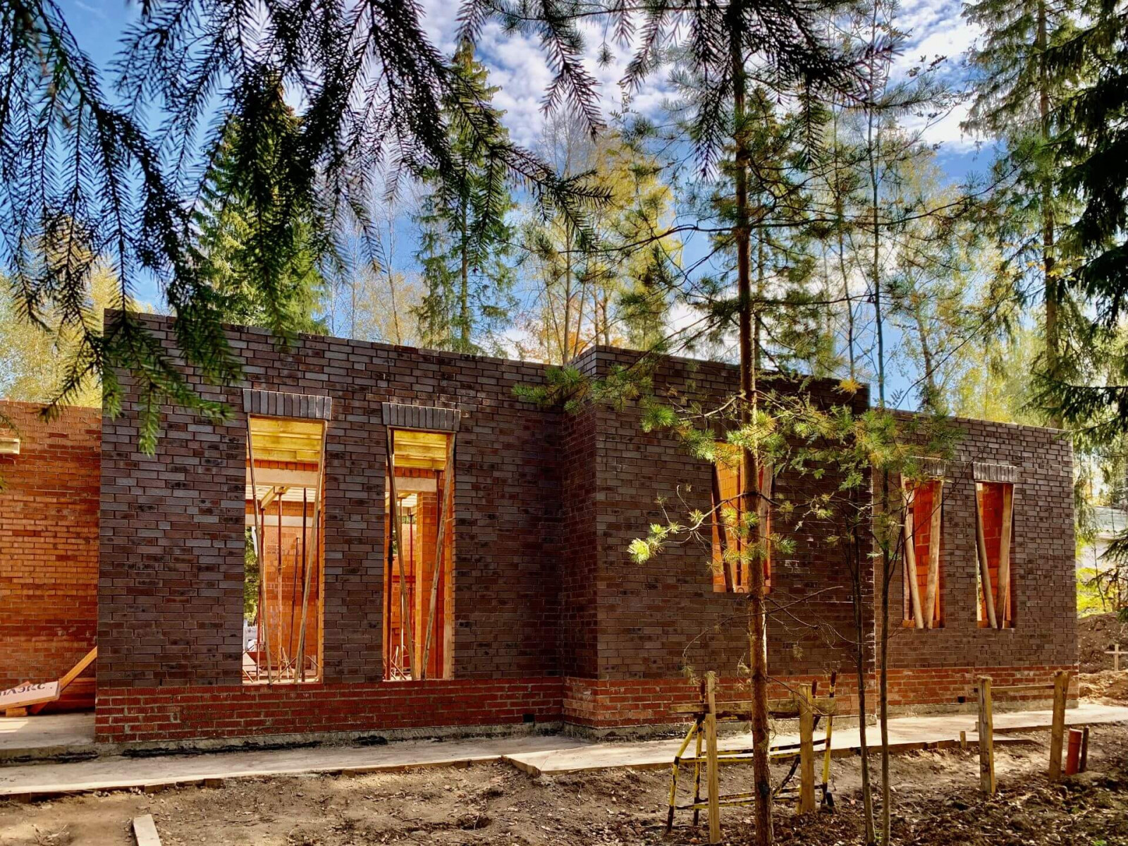 Работы по возведению стен первого этажа