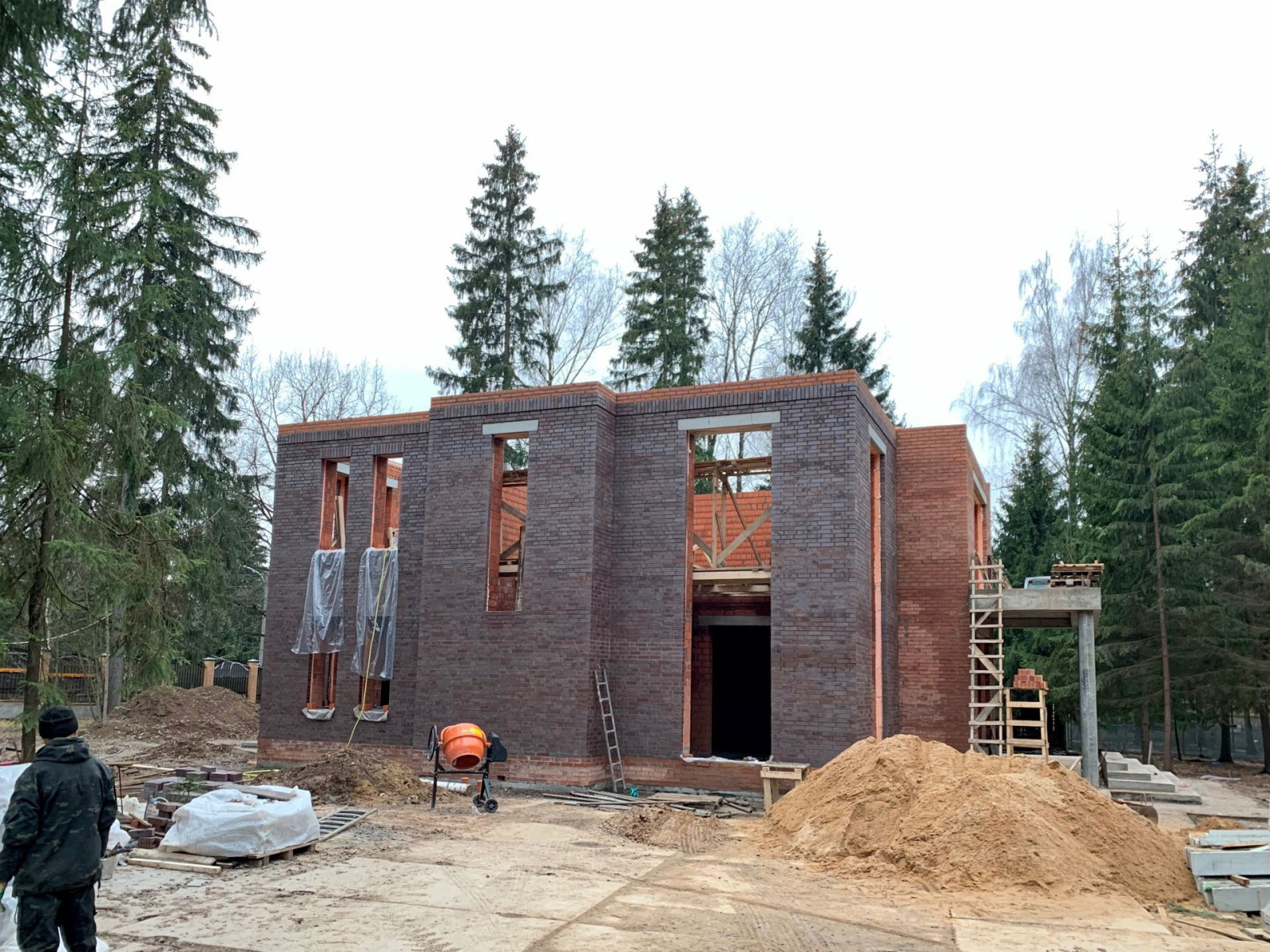 Работы по возведению стен второго этажа