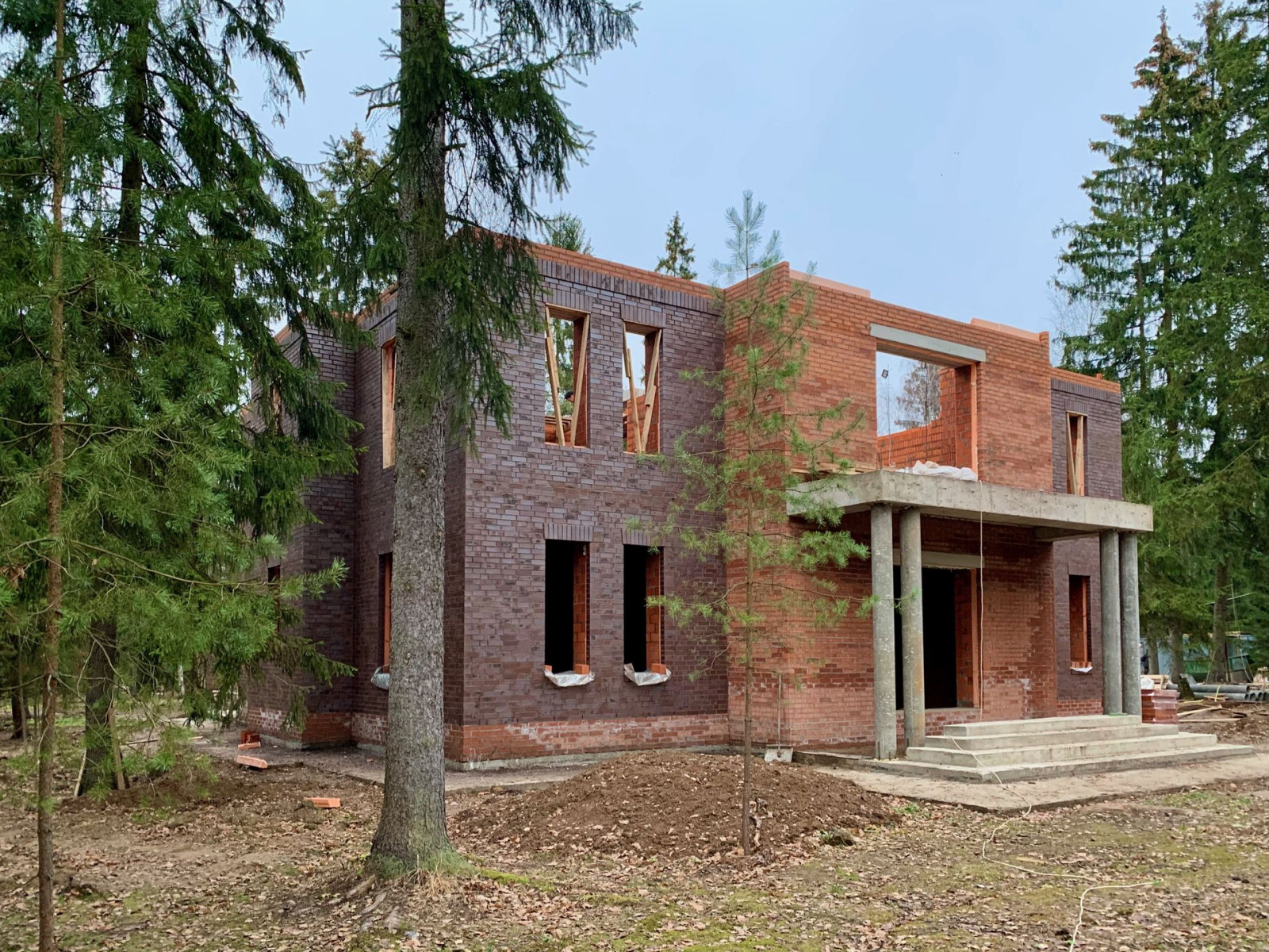 Работы по возведению стен второго этажа