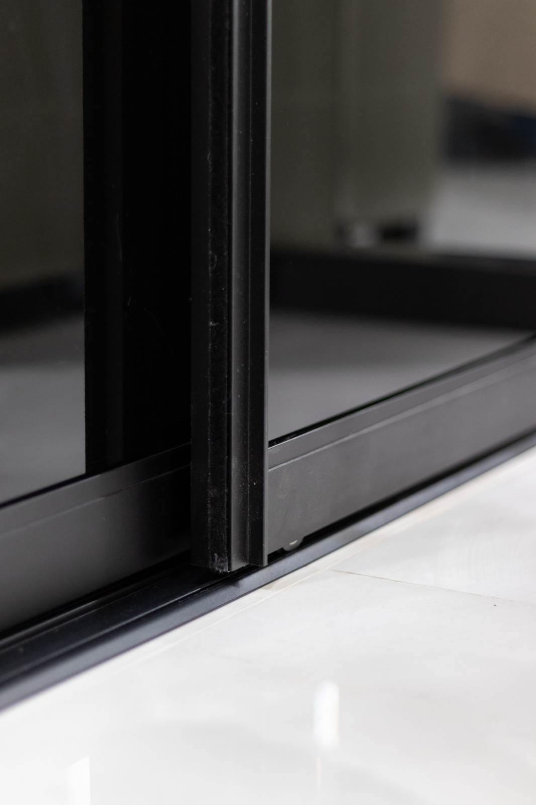 Шкаф-купе для прихожей и подвесной ящик