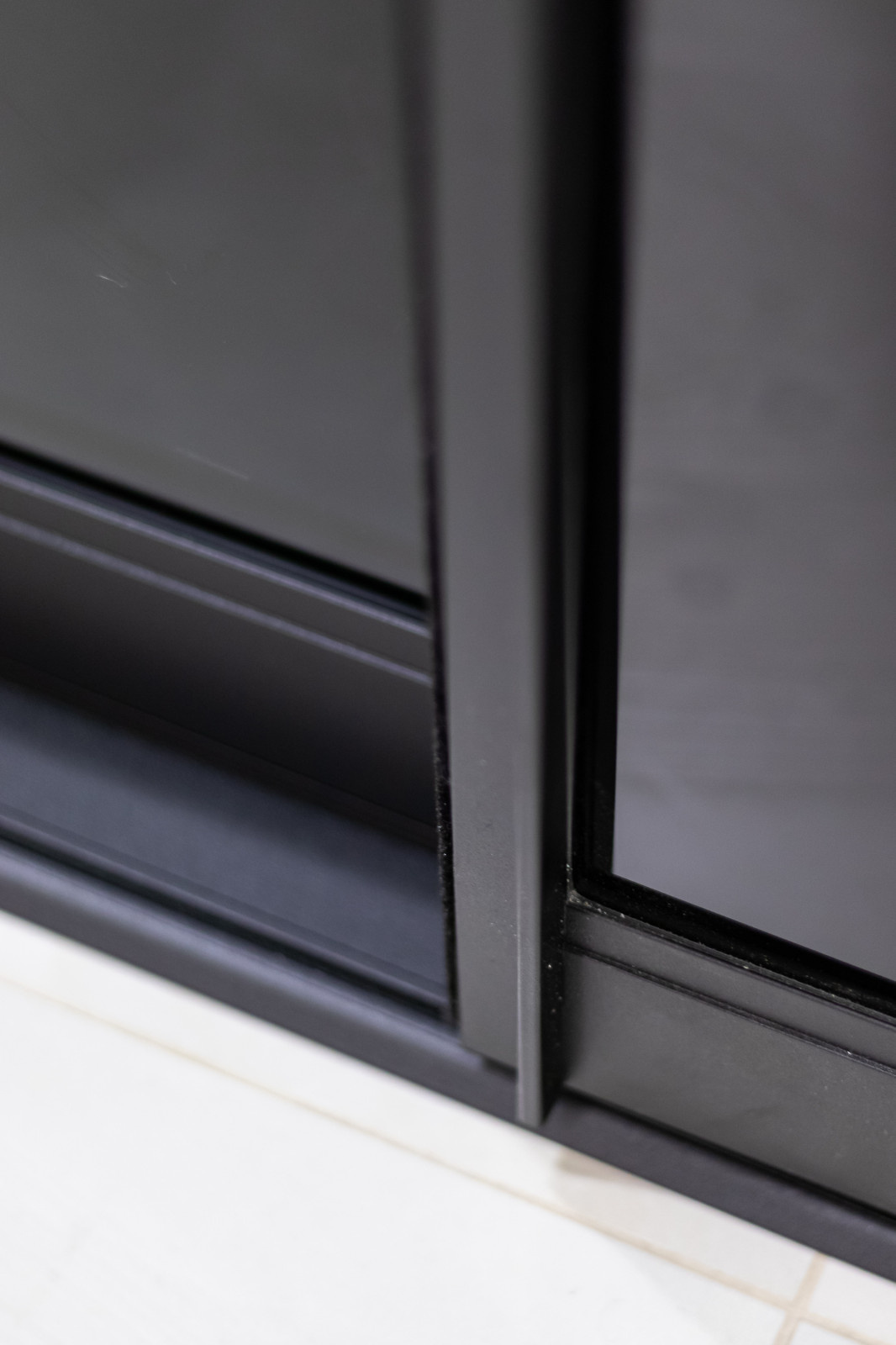 Шкаф-купе для прихожей и подвесной ящик