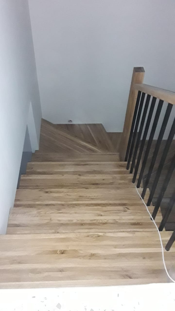 Лестница «под ключ» на монокосоуре с деревянными ступенями