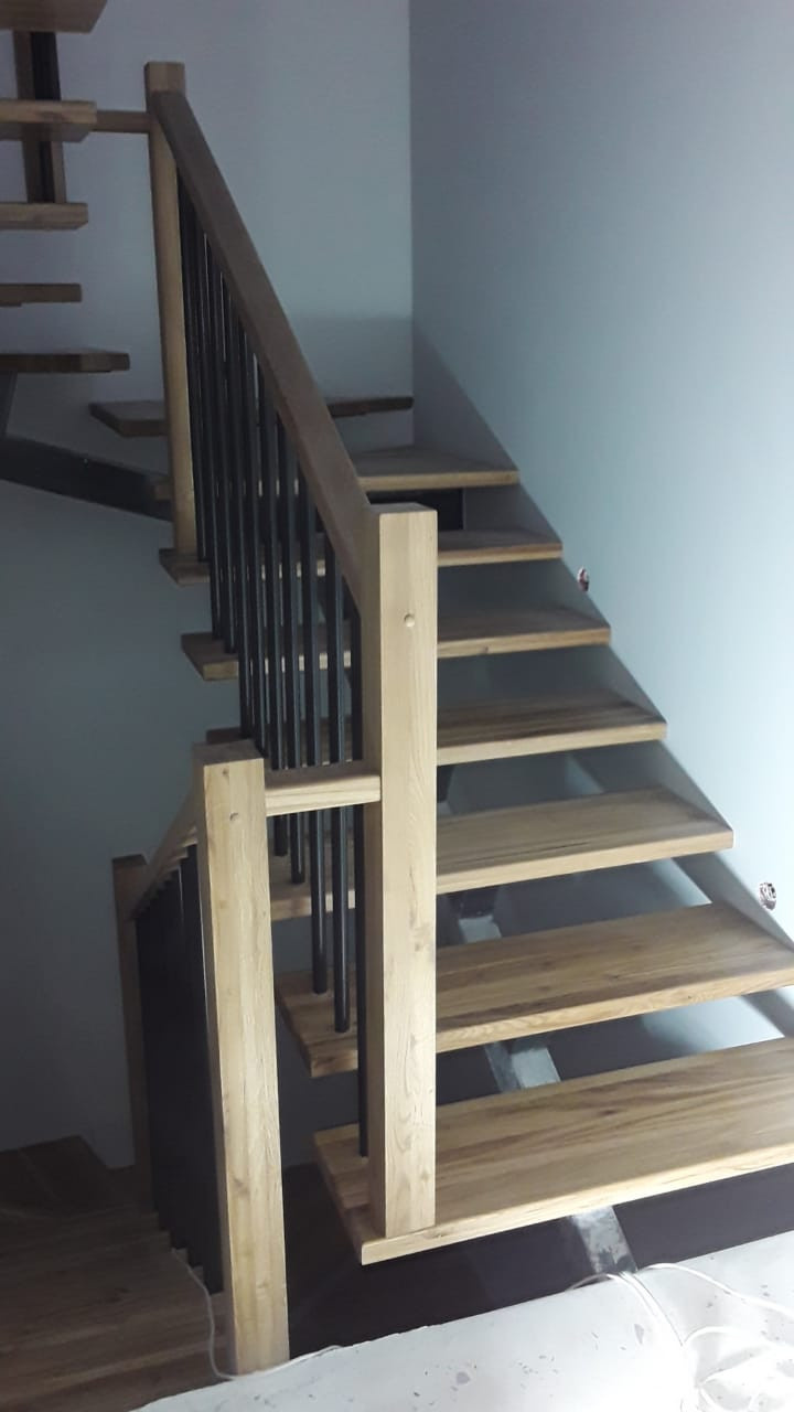 Лестница «под ключ» на монокосоуре с деревянными ступенями