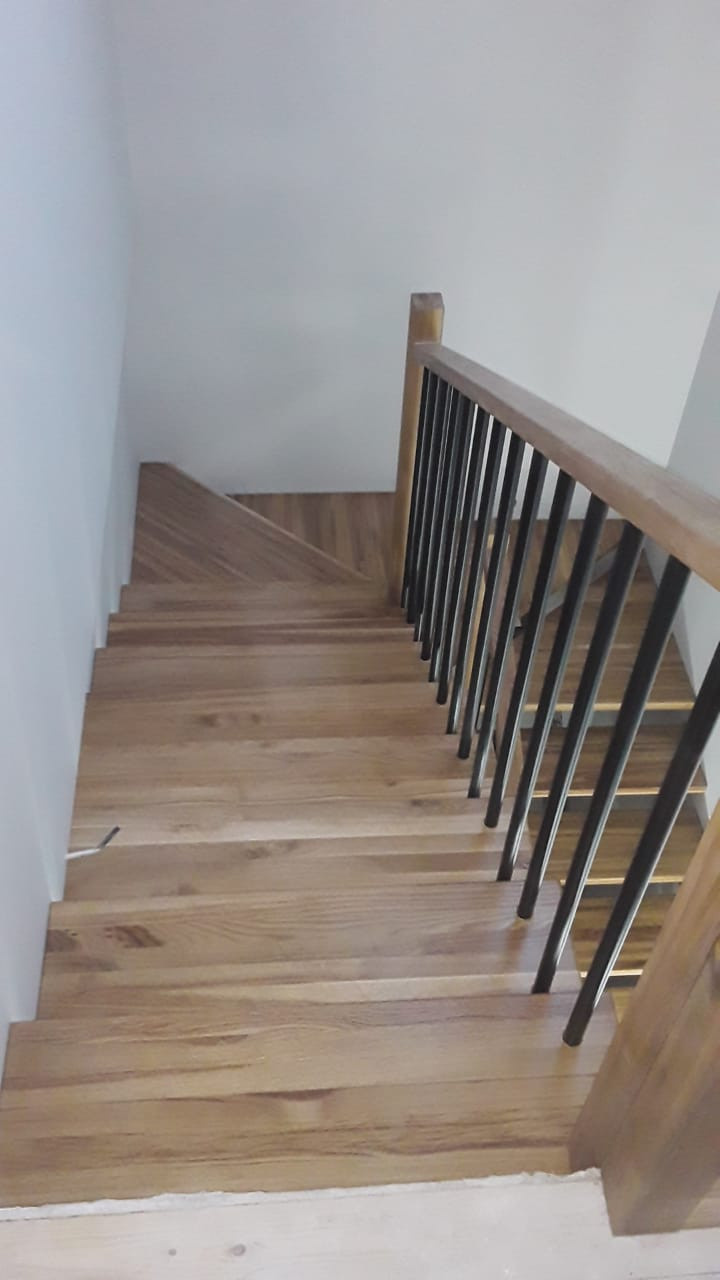 Лестница «под ключ» на монокосоуре с деревянными ступенями