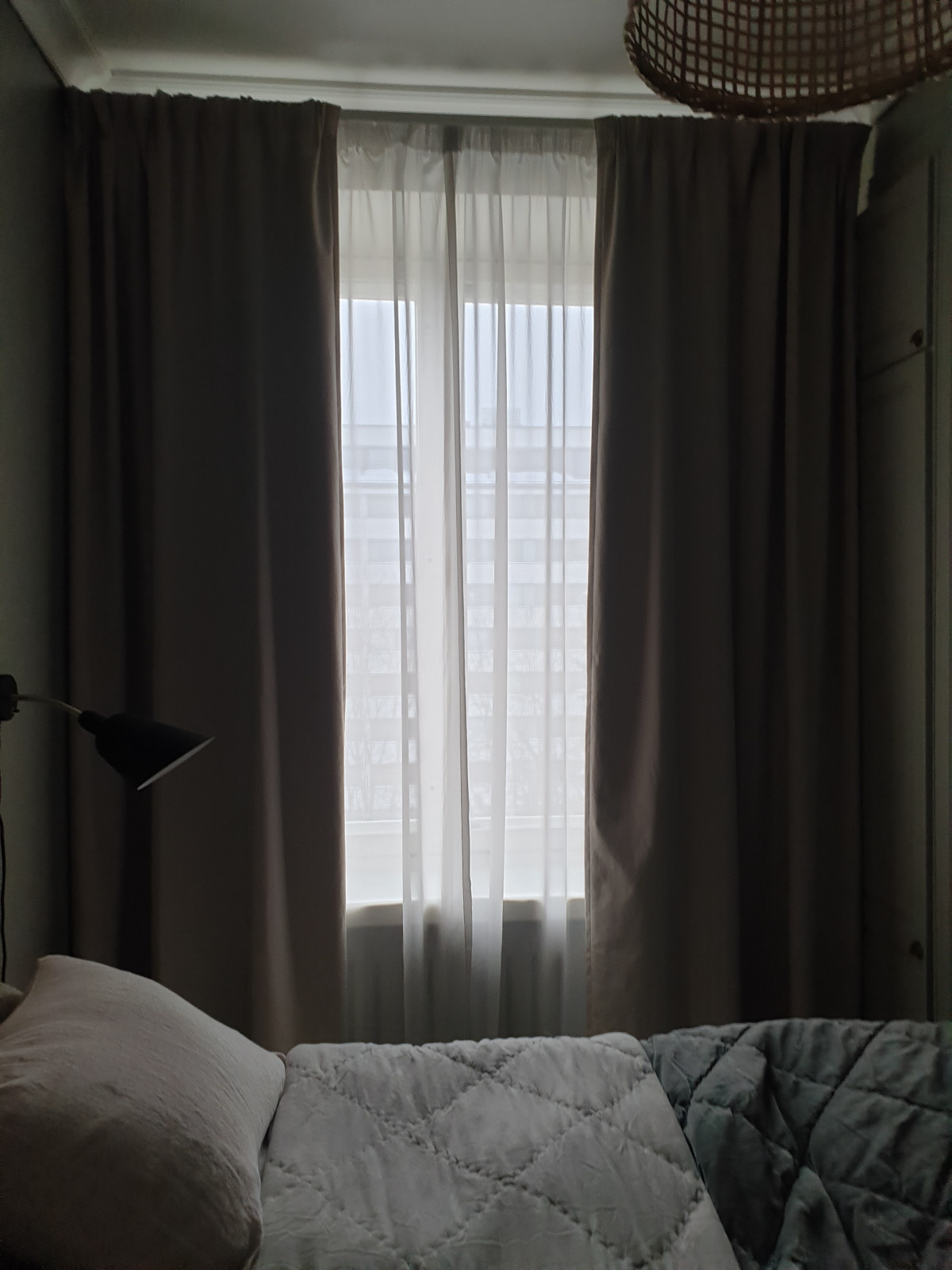 Спальня со шторами блекаут