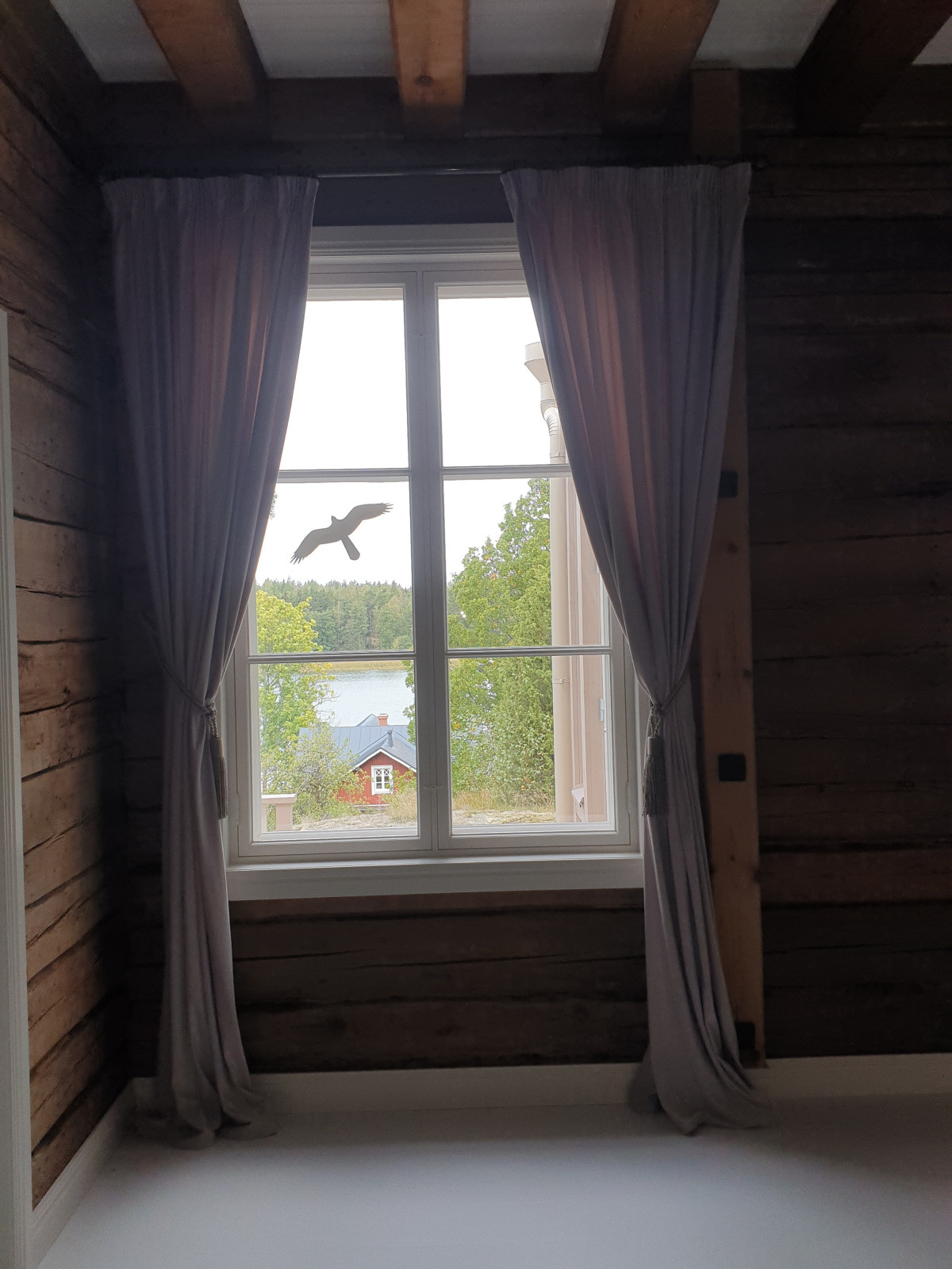 Загородный дом у озера