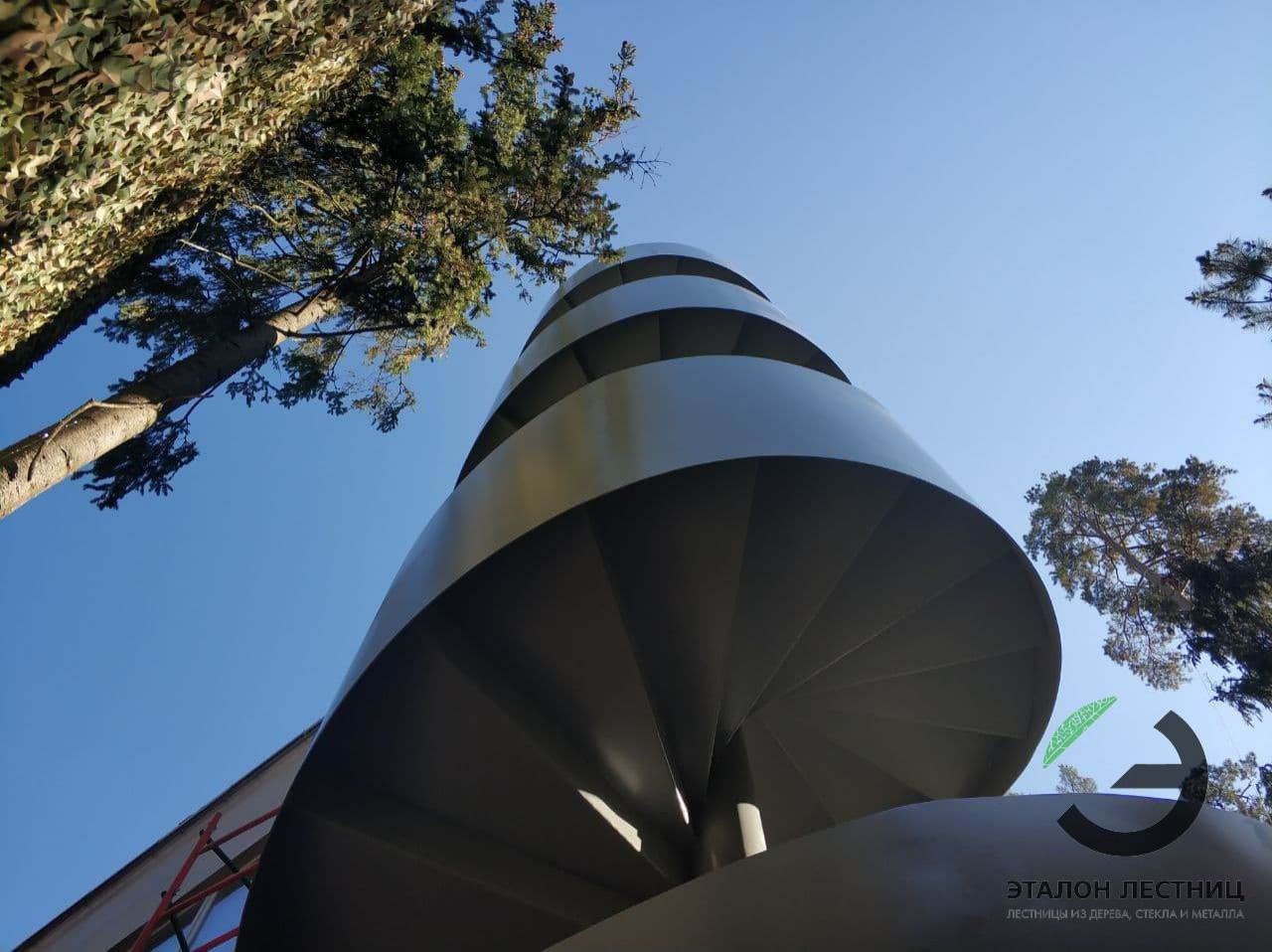 Уличная винтовая лестница