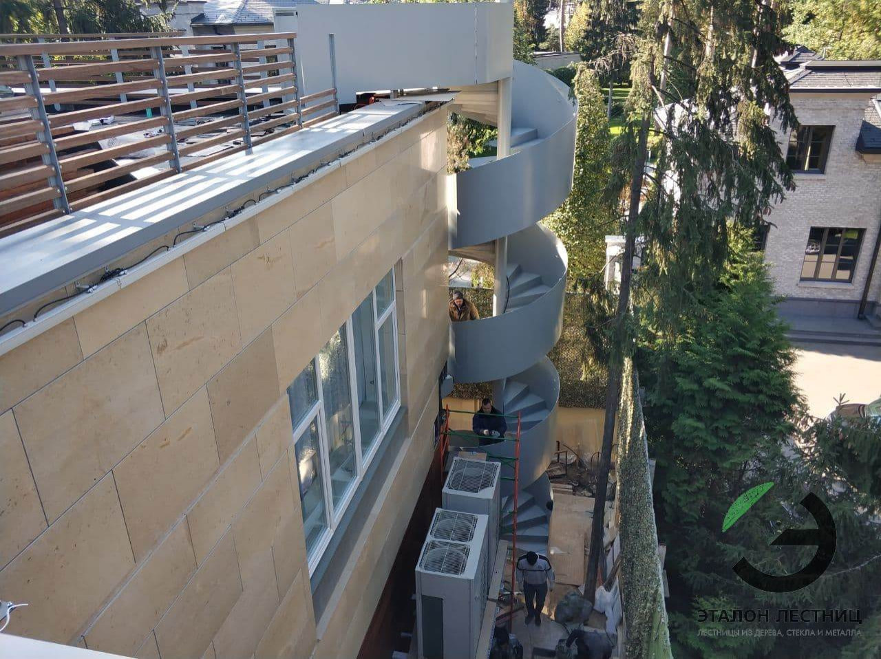 Уличная винтовая лестница