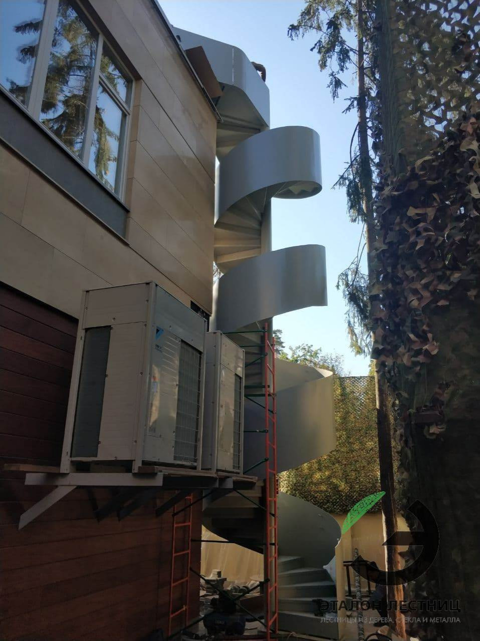 Уличная винтовая лестница