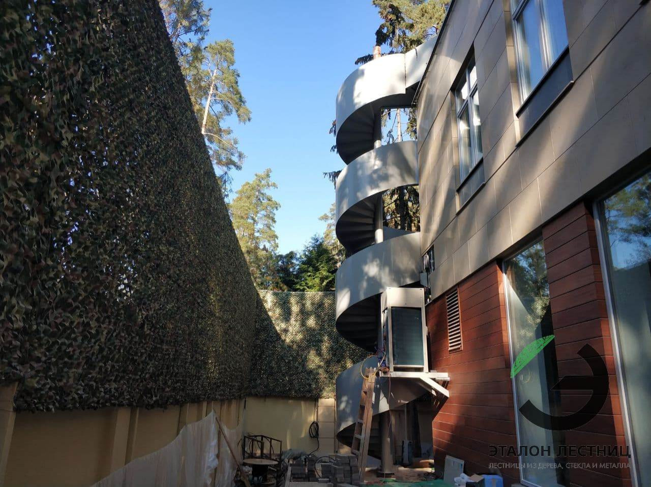 Уличная винтовая лестница