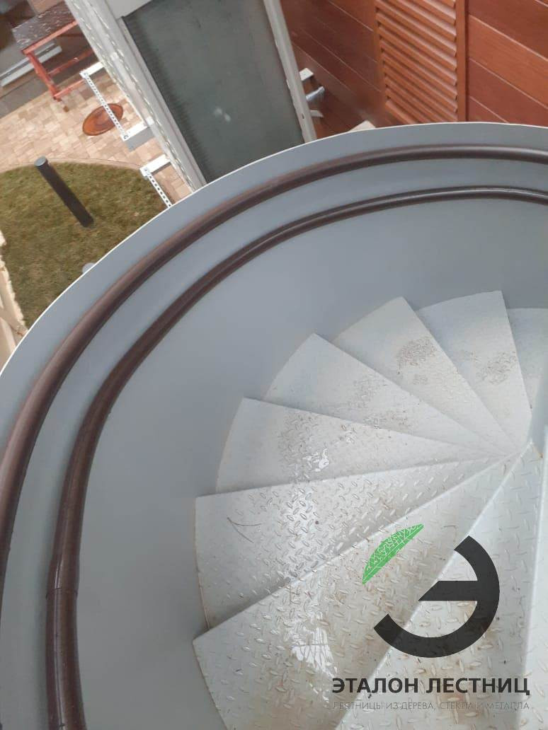 Уличная винтовая лестница