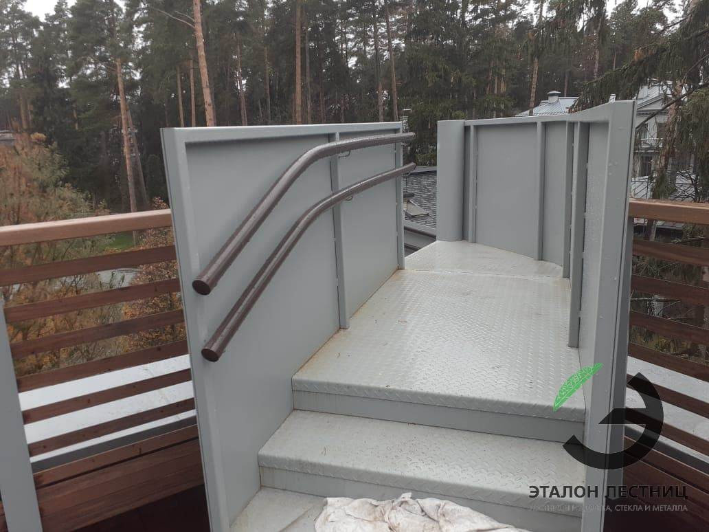 Уличная винтовая лестница