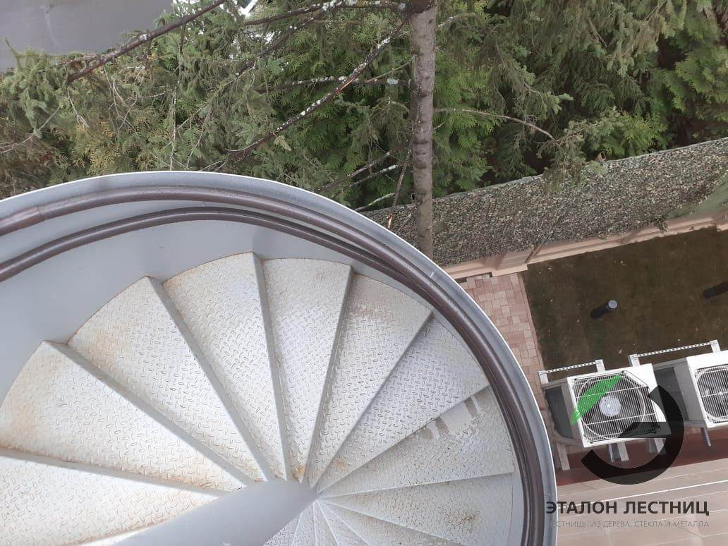 Уличная винтовая лестница