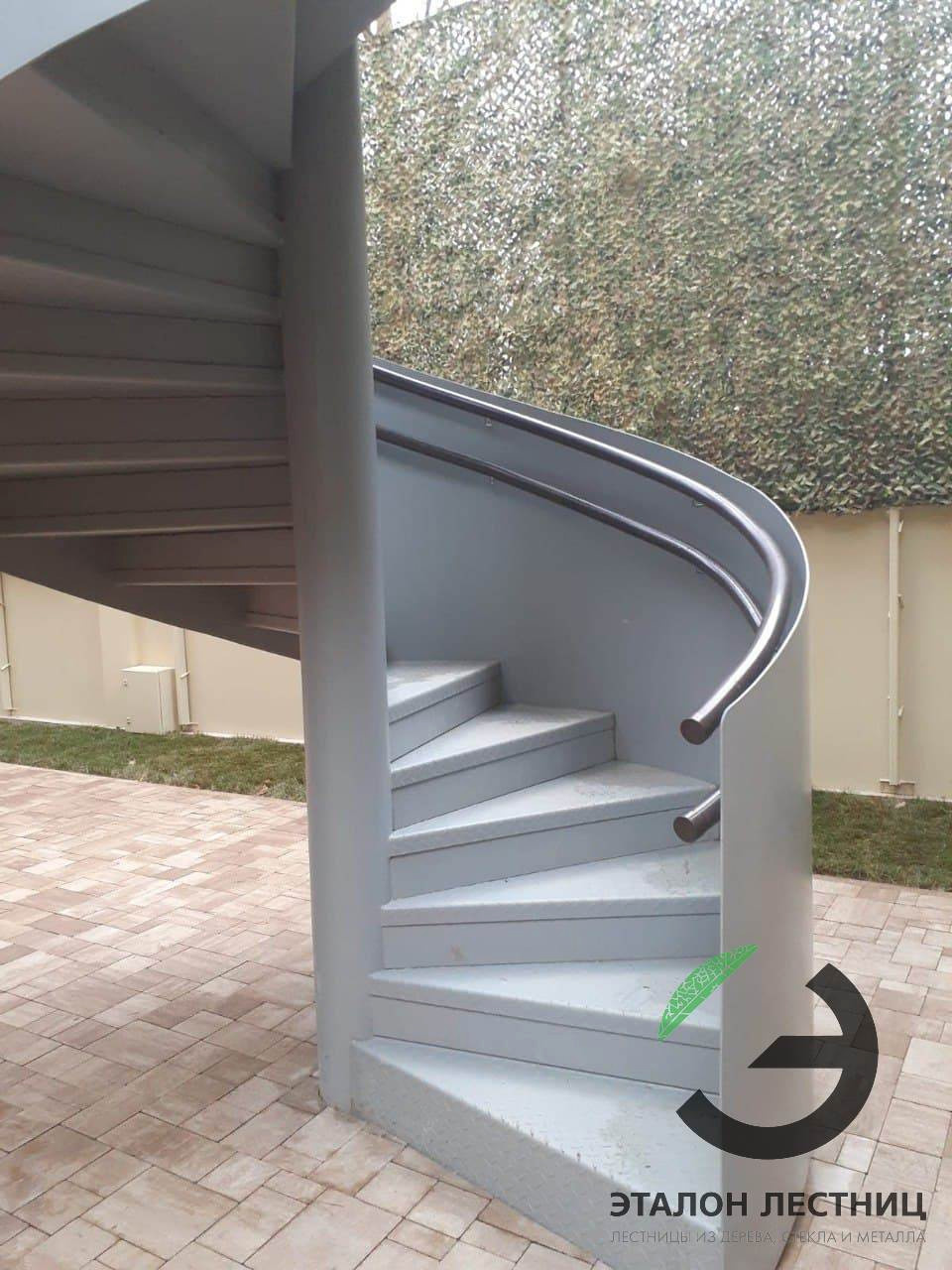 Уличная винтовая лестница