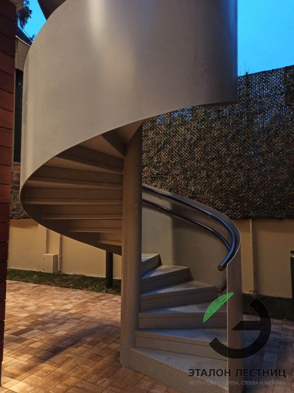 Уличная винтовая лестница