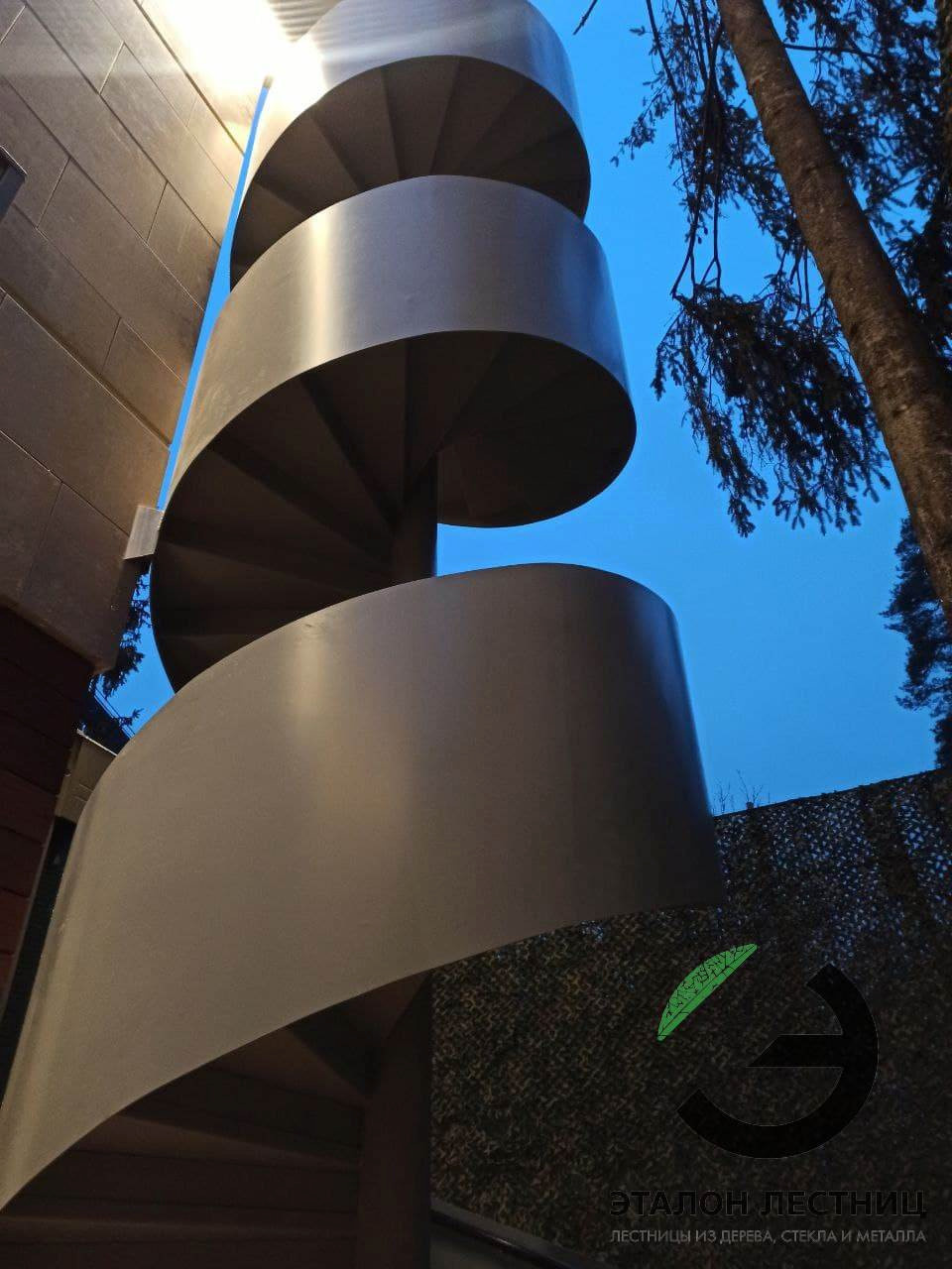 Уличная винтовая лестница