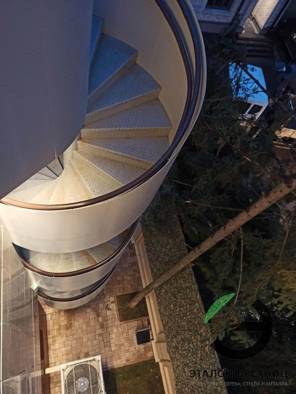 Уличная винтовая лестница