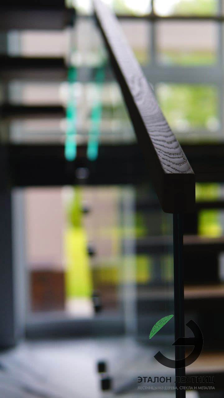 Лестница на металлическом монокосоуре со стеклянными перилами