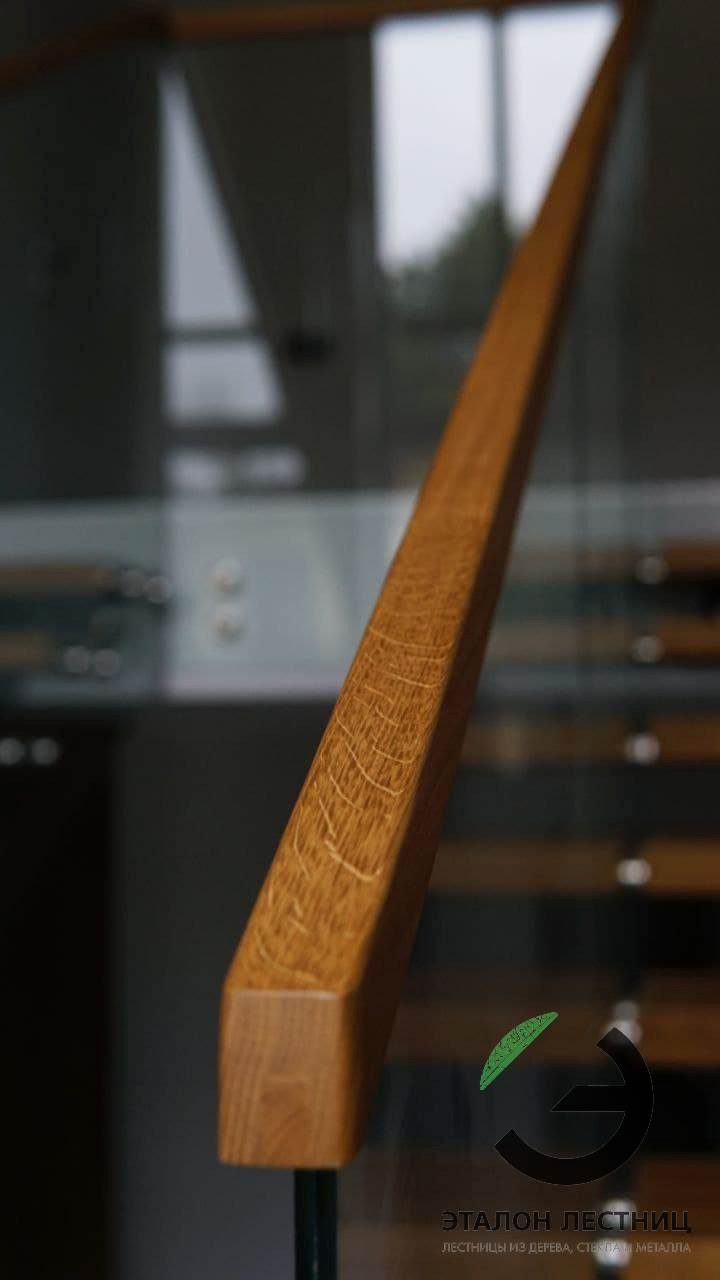 Лестница на металлическом монокосоуре со стеклянными перилами