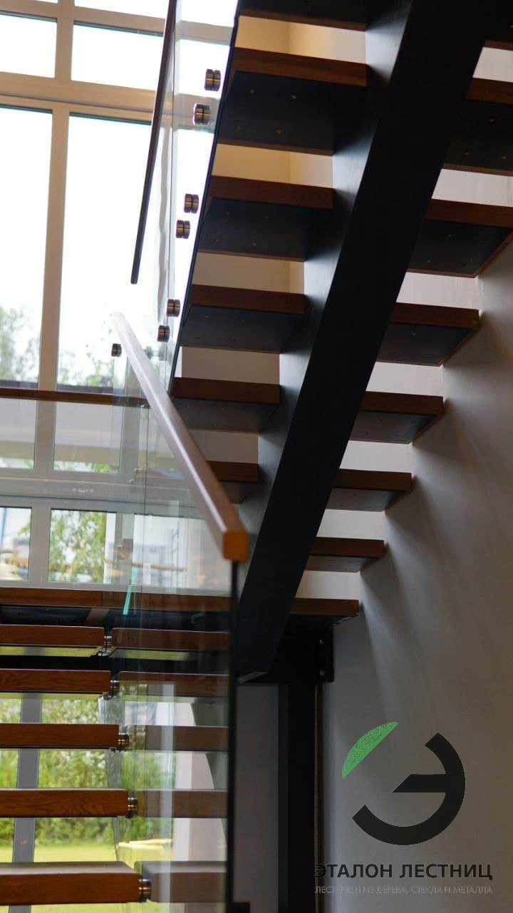 Лестница на металлическом монокосоуре со стеклянными перилами