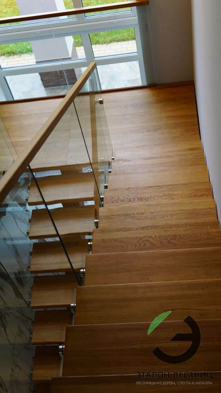 Лестница на металлическом монокосоуре со стеклянными перилами