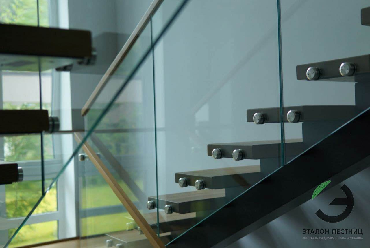 Лестница на металлическом монокосоуре со стеклянными перилами