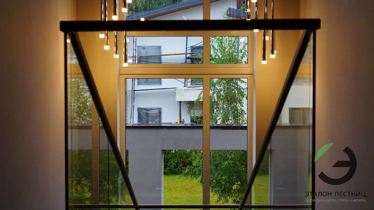 Лестница на металлическом монокосоуре со стеклянными перилами