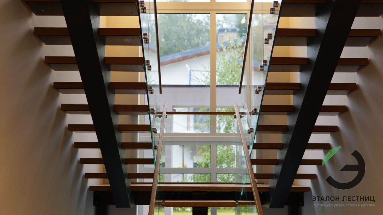 Лестница на металлическом монокосоуре со стеклянными перилами