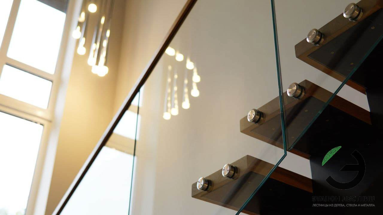 Лестница на металлическом монокосоуре со стеклянными перилами