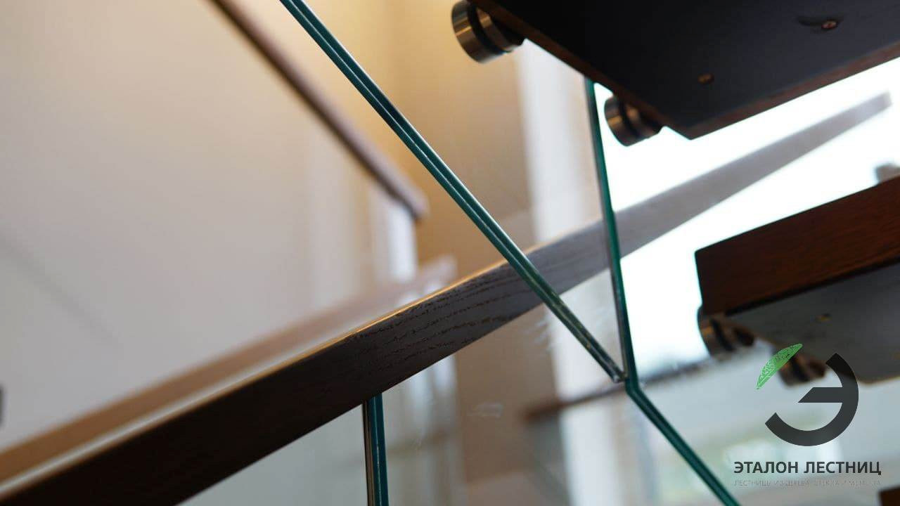Лестница на металлическом монокосоуре со стеклянными перилами