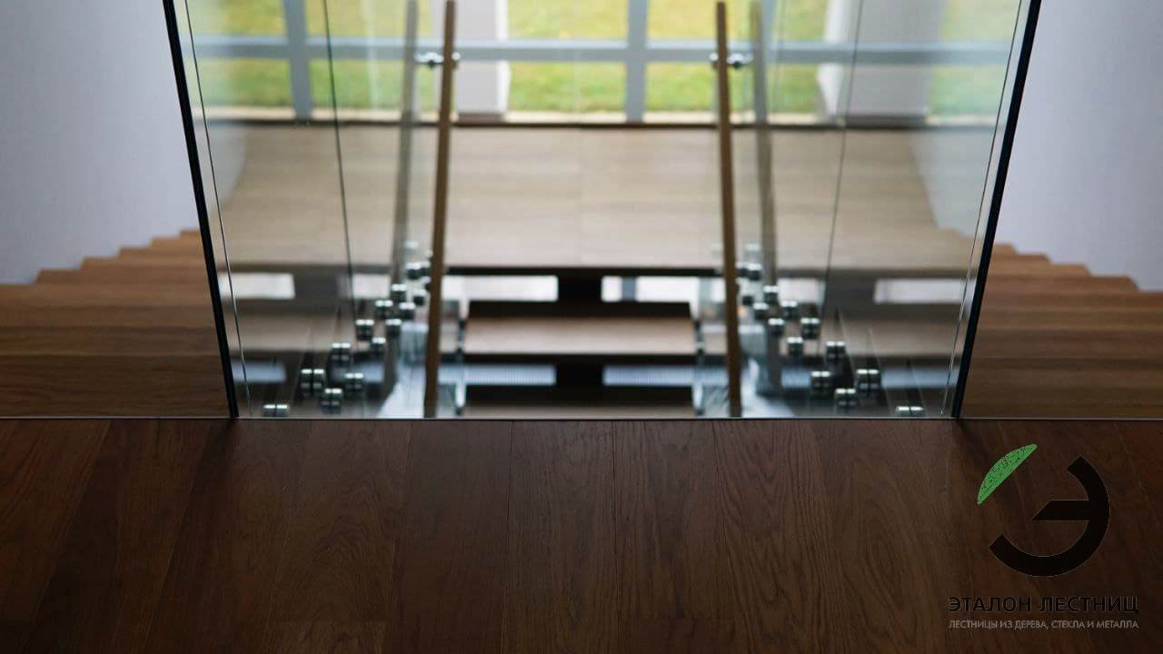 Лестница на металлическом монокосоуре со стеклянными перилами