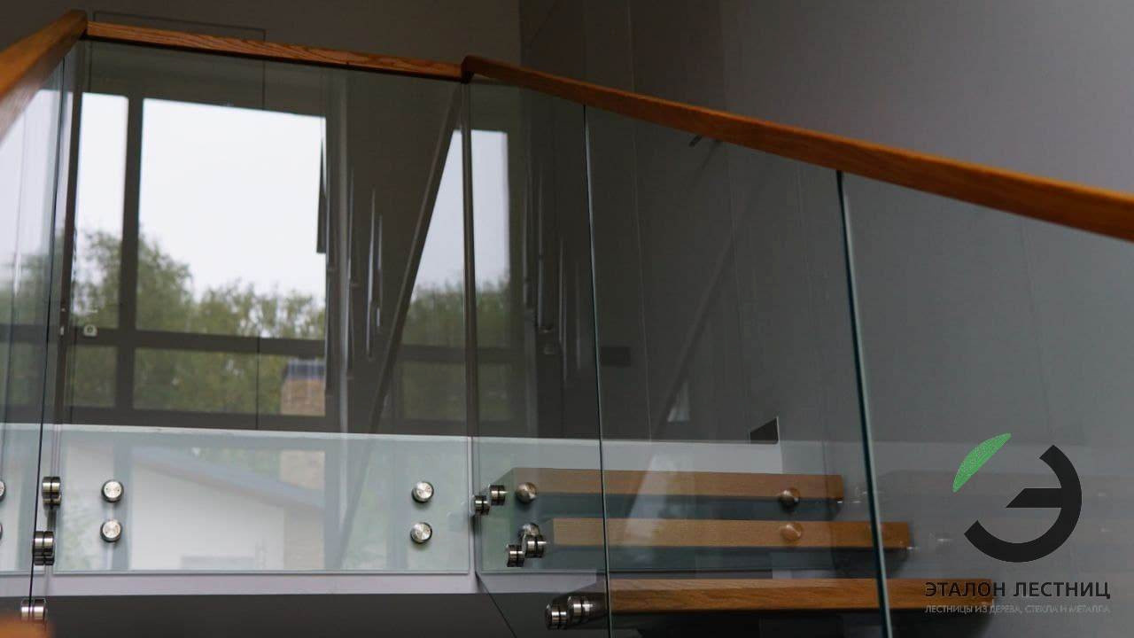 Лестница на металлическом монокосоуре со стеклянными перилами