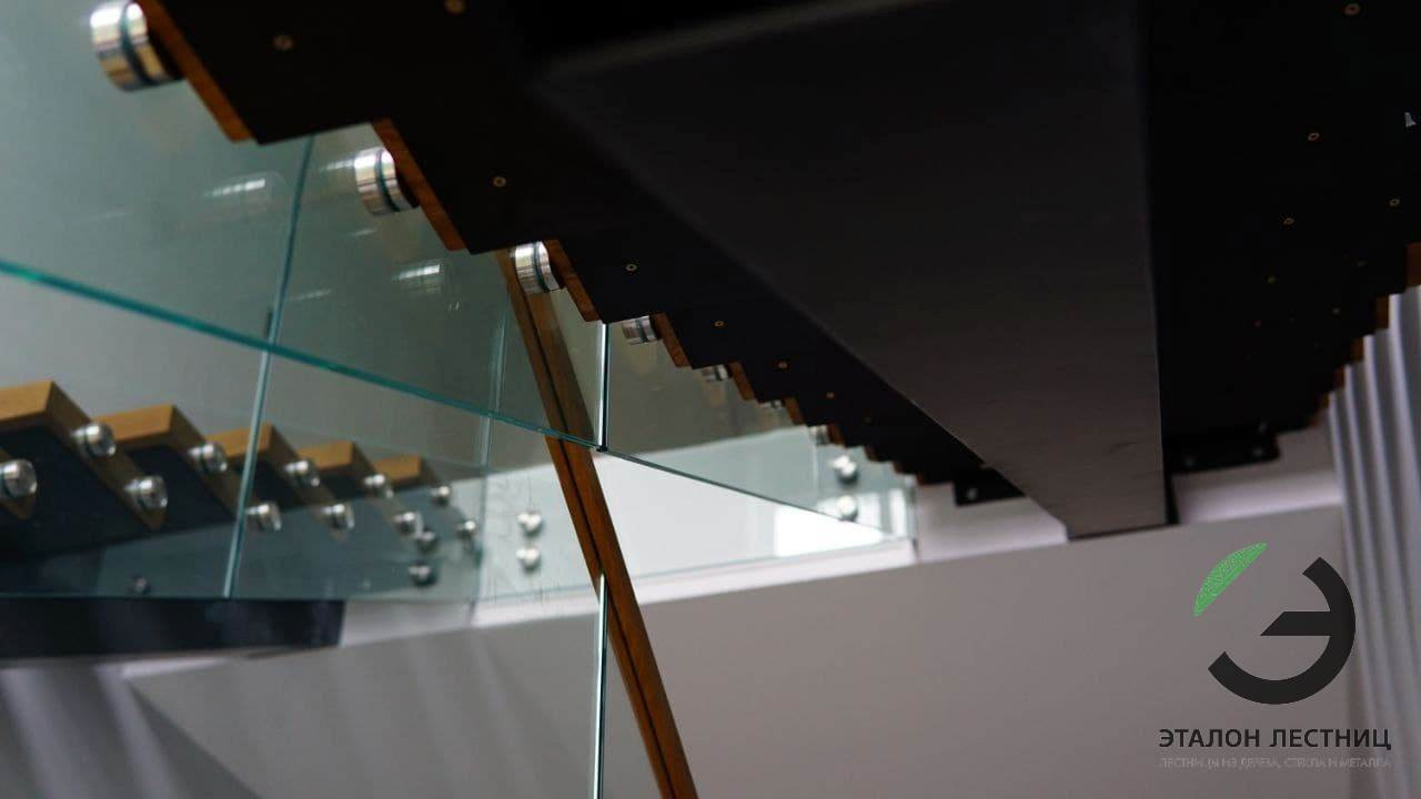 Лестница на металлическом монокосоуре со стеклянными перилами