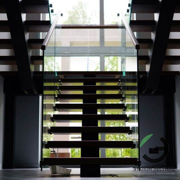 Лестница на металлическом монокосоуре со стеклянными перилами