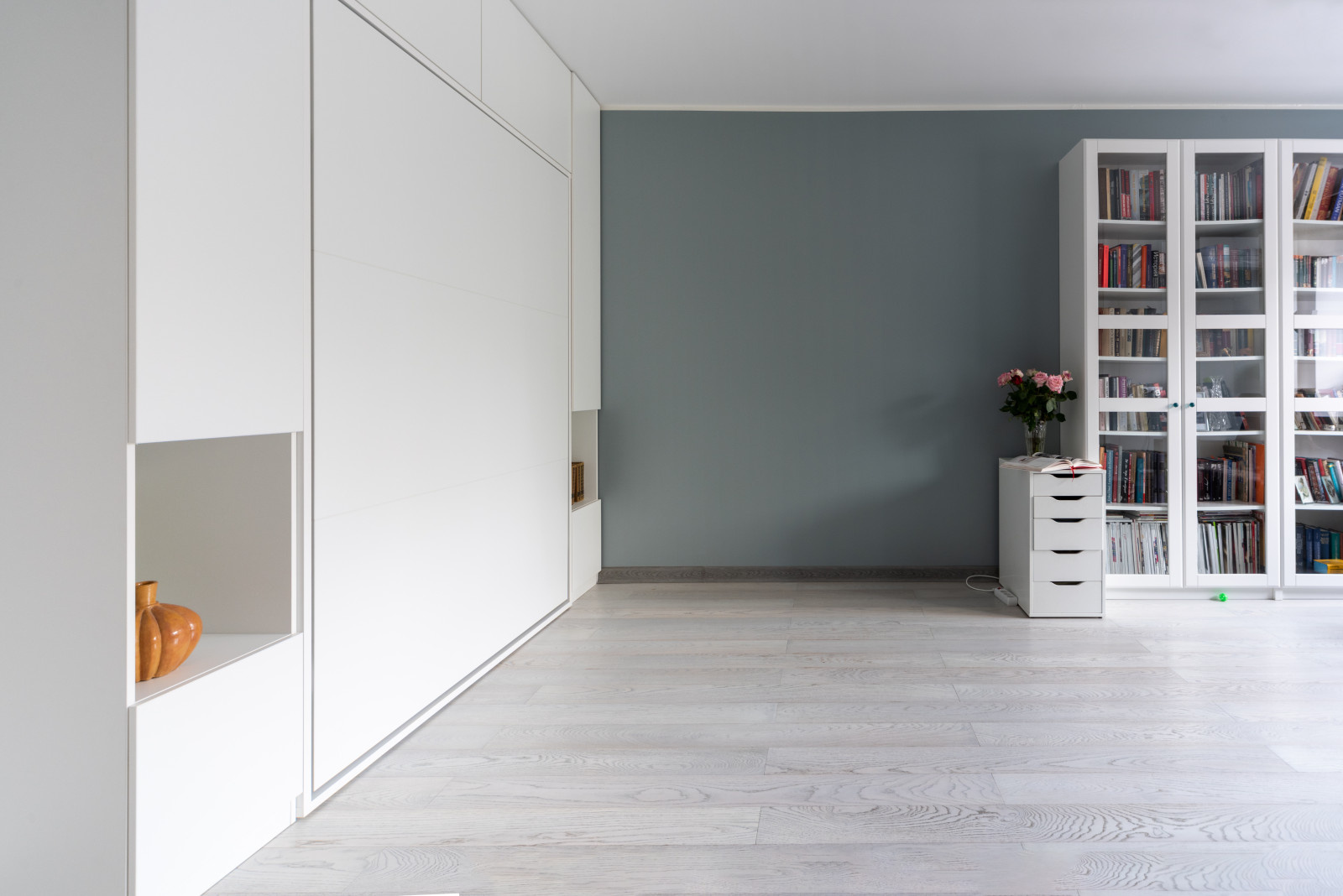 Шкаф кровать в белом цвете