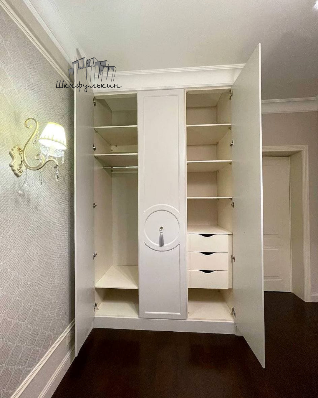 Встроенный шкаф в спальню с авторскими кисточками