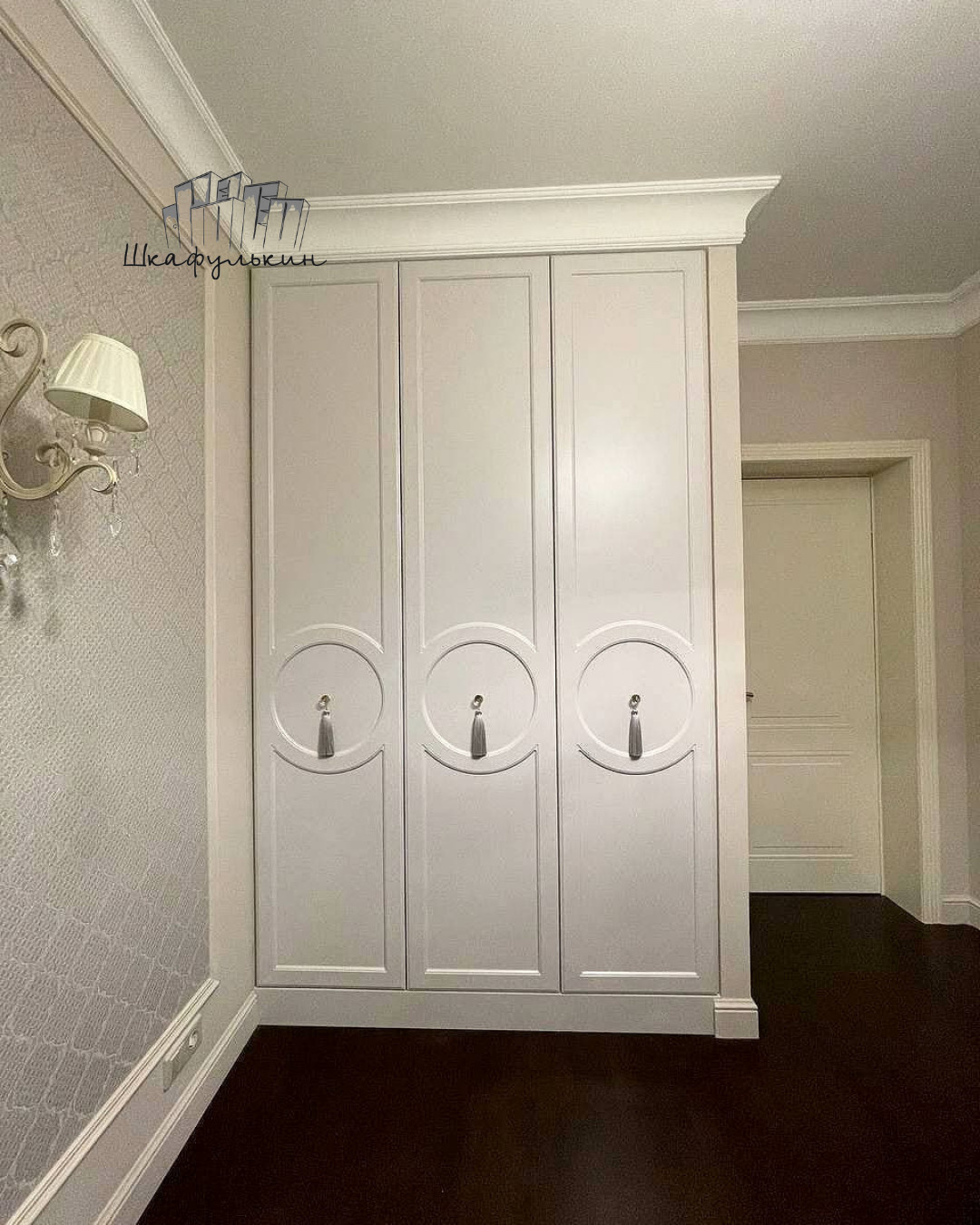 Встроенный шкаф в спальню с авторскими кисточками