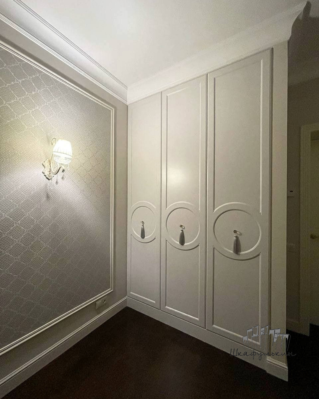 Встроенный шкаф в спальню с авторскими кисточками