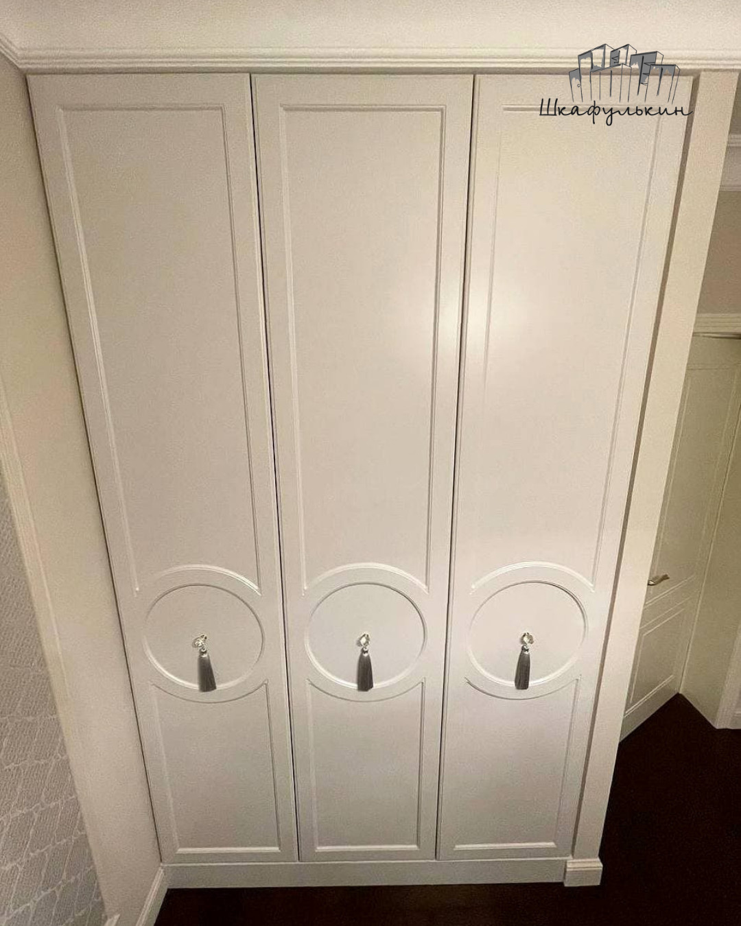 Встроенный шкаф в спальню с авторскими кисточками