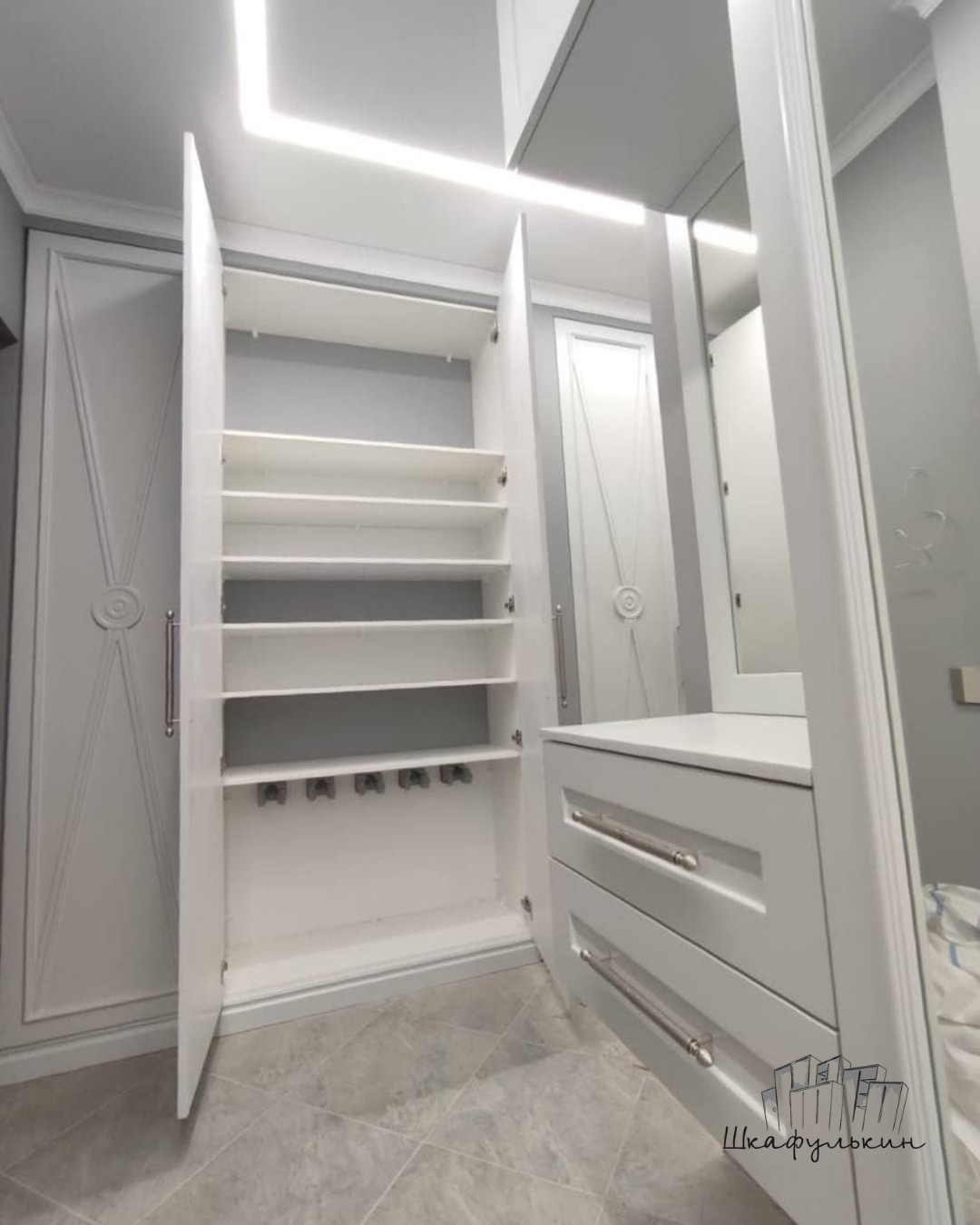 Меблировка квартиры и стенка с подсветкой