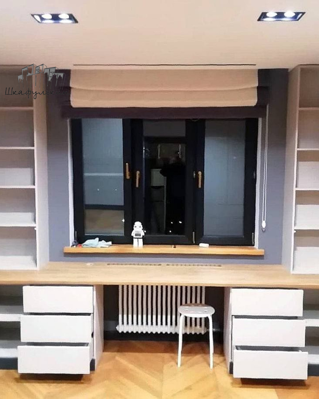 Детская  с двумя рабочими зонами у окна