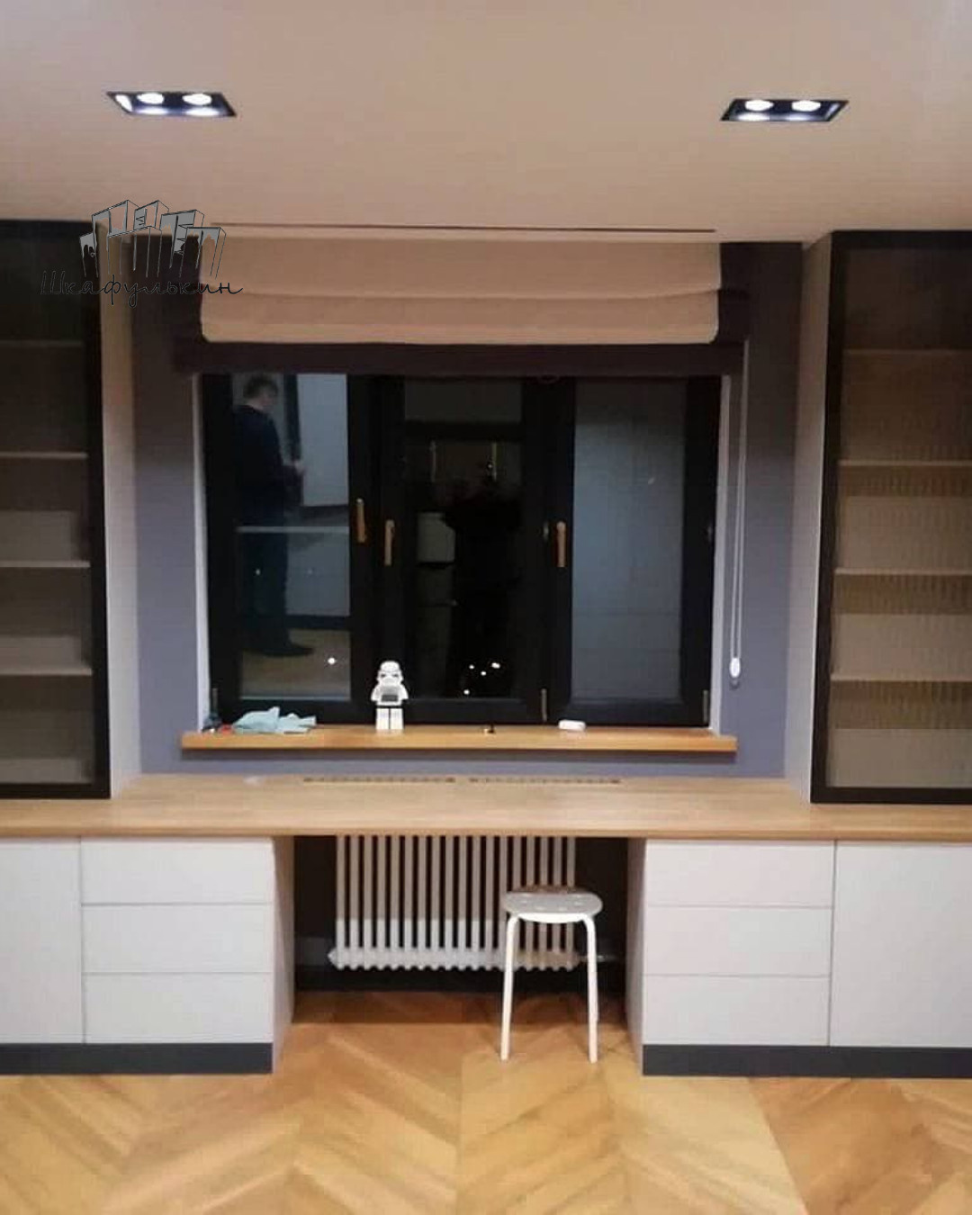 Детская  с двумя рабочими зонами у окна