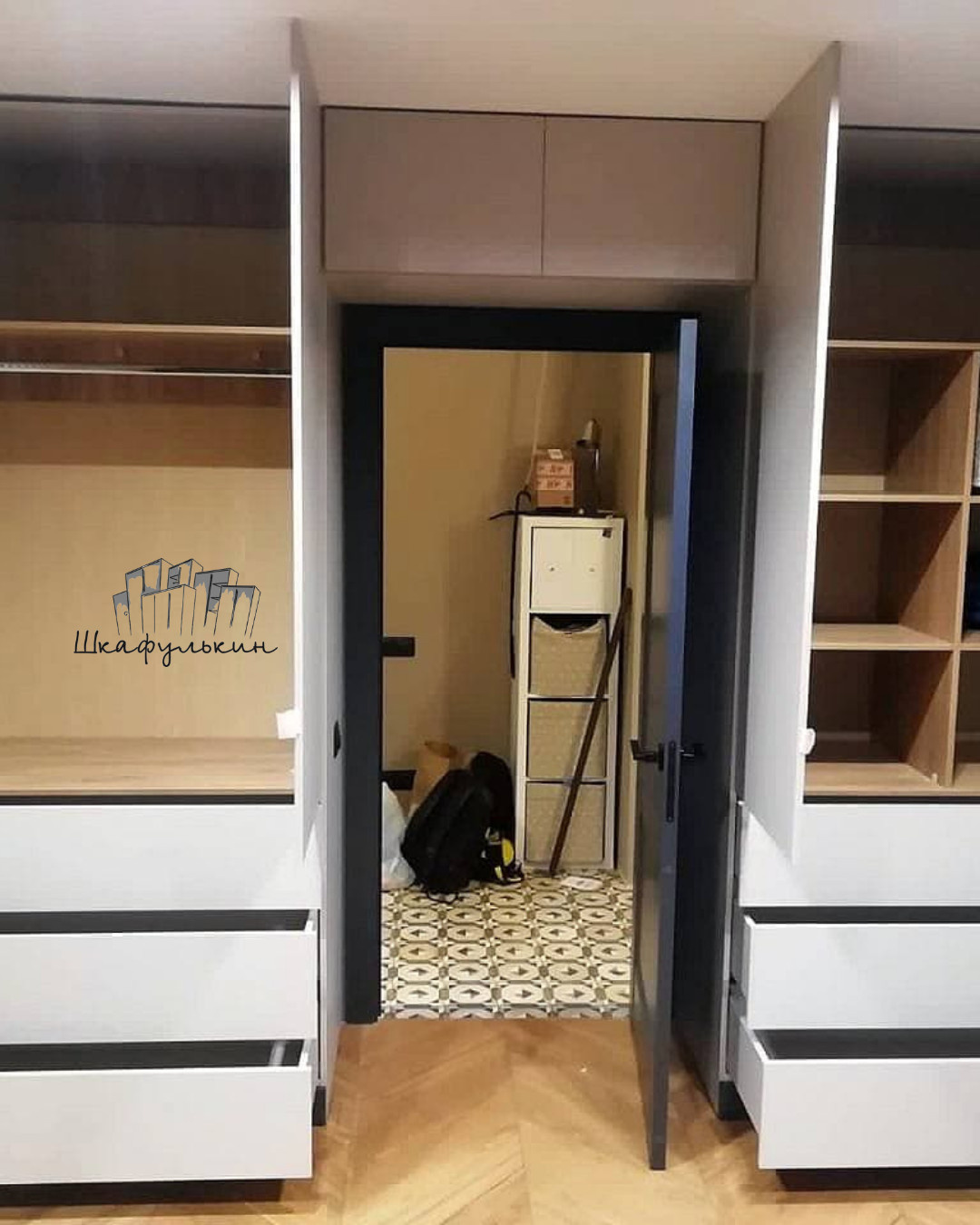 Детская  с двумя рабочими зонами у окна