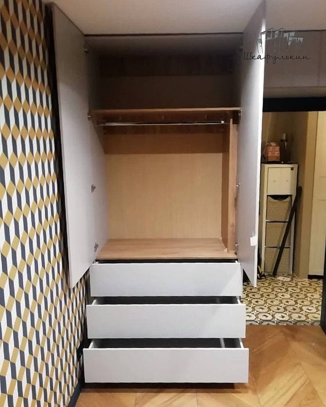 Детская  с двумя рабочими зонами у окна