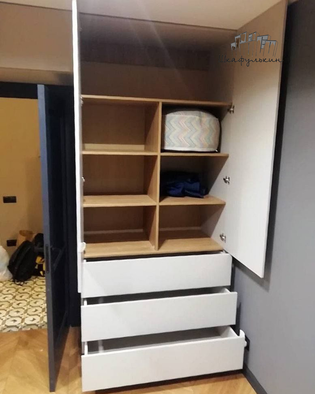 Детская  с двумя рабочими зонами у окна